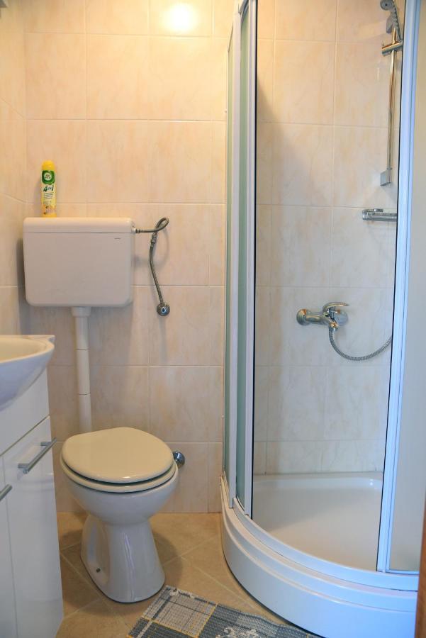 Apartment Anamarija Valun Bagian luar foto
