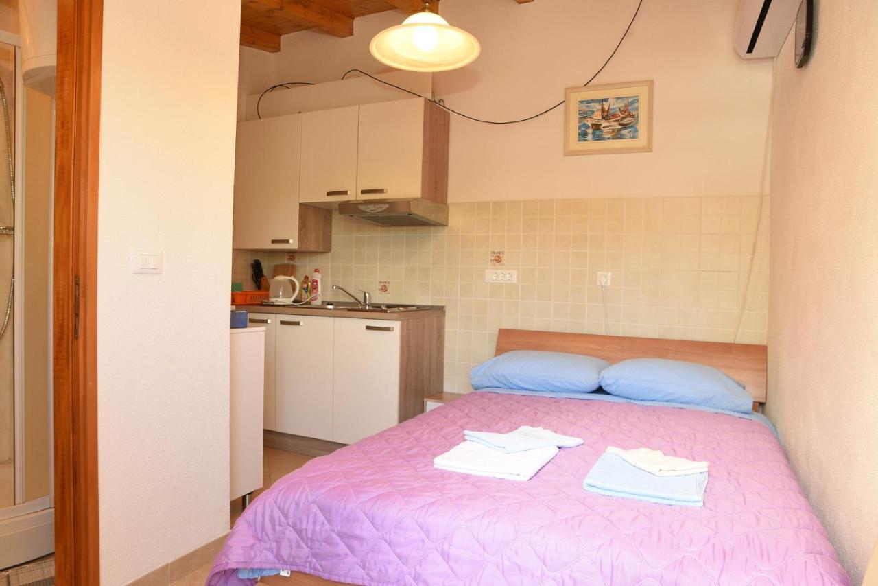 Apartment Anamarija Valun Bagian luar foto