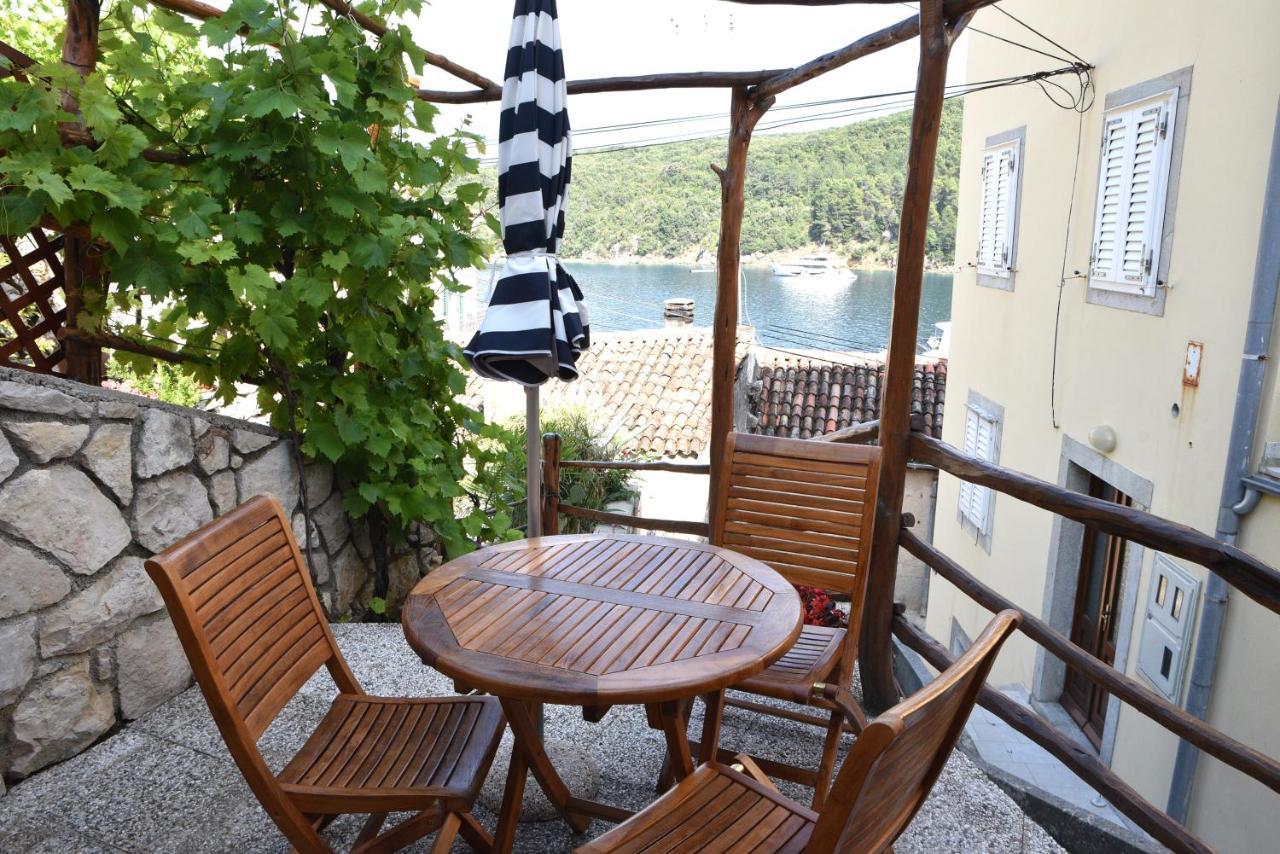 Apartment Anamarija Valun Bagian luar foto
