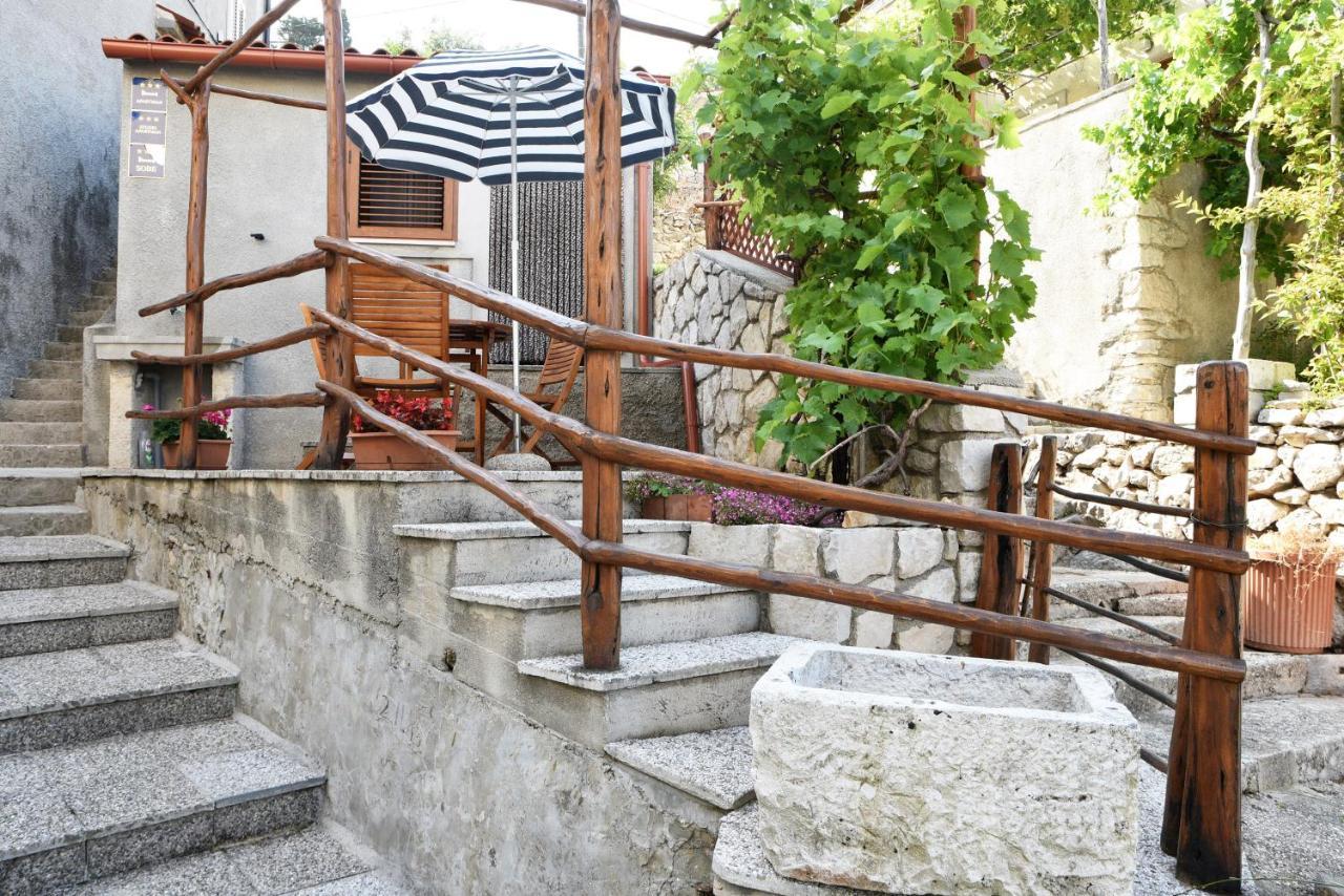 Apartment Anamarija Valun Bagian luar foto