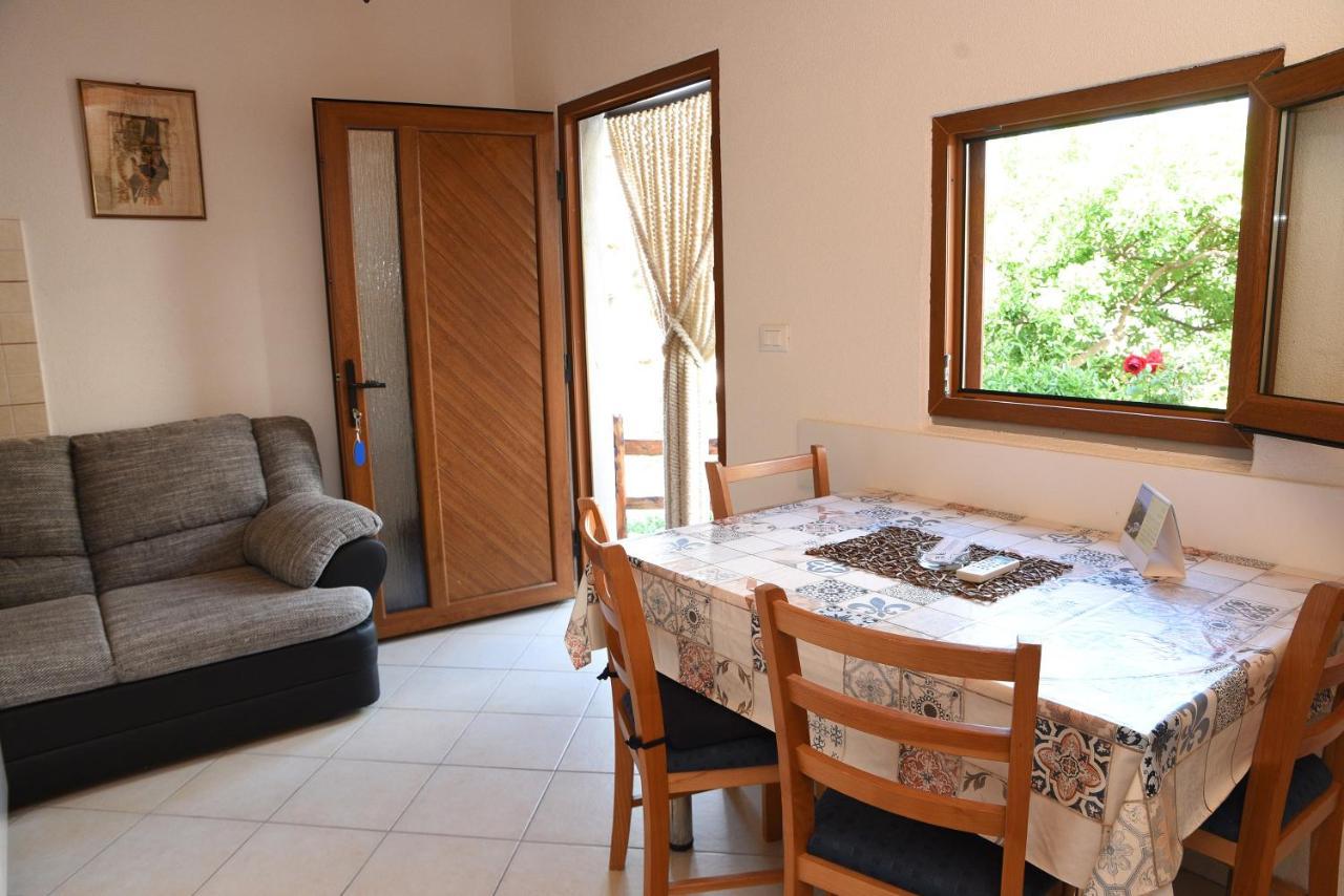 Apartment Anamarija Valun Bagian luar foto